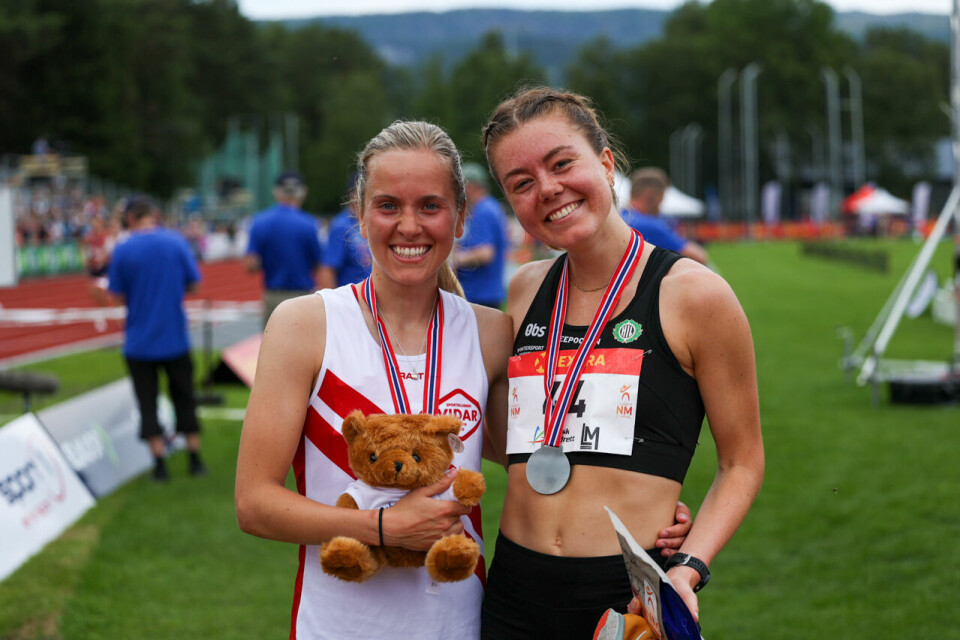 Gull og sølv: Sara Aarsvoll Henriksen (tv) og Vilde Våge Henriksen (th) var klart best på 3000 m hinder i NM. (Foto: Samuel Hafsahl) Gull og sølv: Sara Aarsvoll Henriksen (tv) og Vilde Våge Henriksen (th) var klart best på 3000 m hinder i NM. (Foto: Samuel Hafsahl)