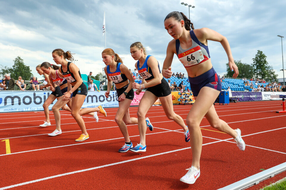 NM 3000 m hinder: Vilde Henriksen dro i 2900 m, Sara Svarstad spurtet best og vant ks hinder 3k start 3.jpg