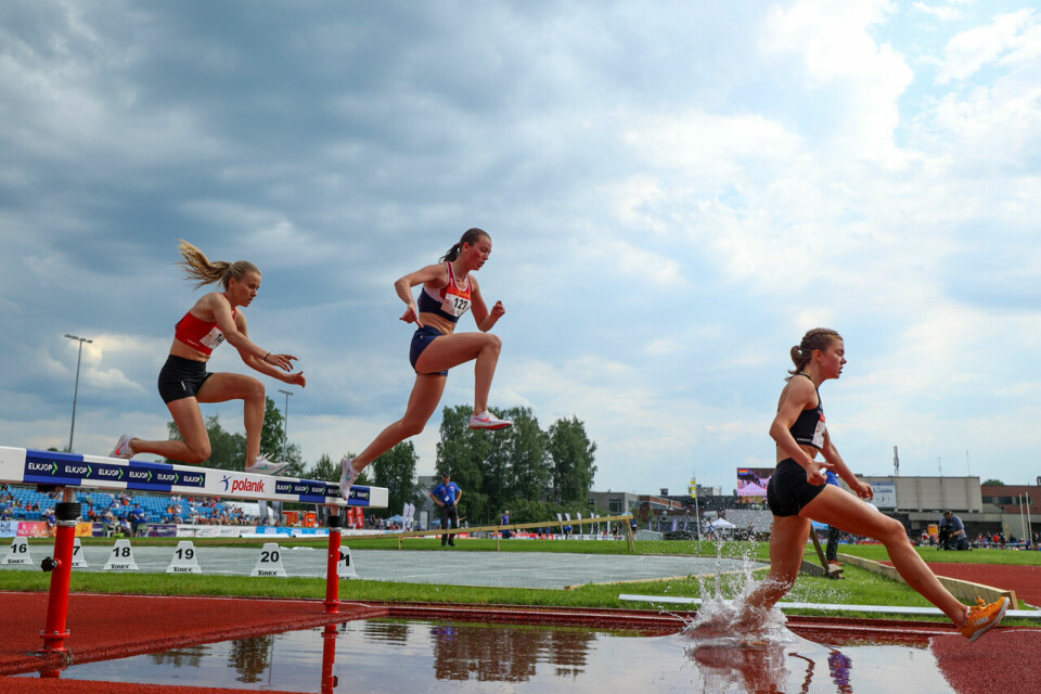 NM 3000 m hinder: Vilde Henriksen dro i 2900 m, Sara Svarstad spurtet best og vant ks hinder 3k vann 2.jpg