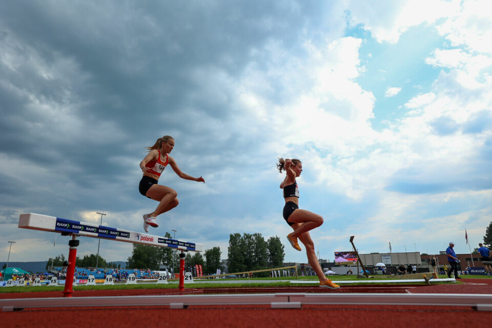 NM 3000 m hinder: Vilde Henriksen dro i 2900 m, Sara Svarstad spurtet best og vant ks hinder 3k vann 4.jpg