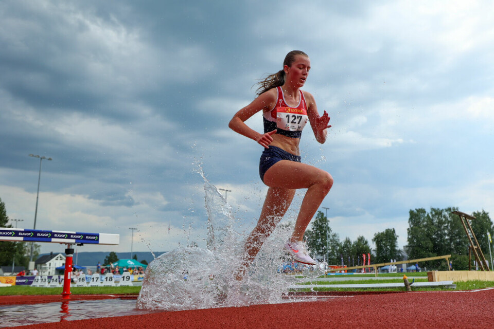 NM 3000 m hinder: Vilde Henriksen dro i 2900 m, Sara Svarstad spurtet best og vant ks hinder 3k 127 ut av vannet.jpg