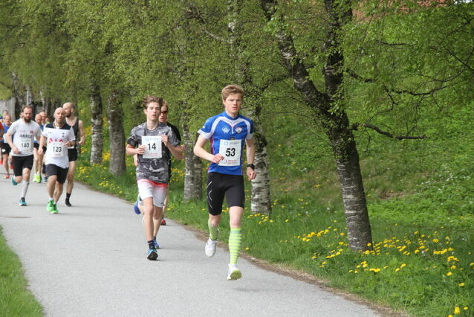 19-åringen Jonas Hesthaug vant maraton i Ålesund Halv_Haakon_Kjerstad