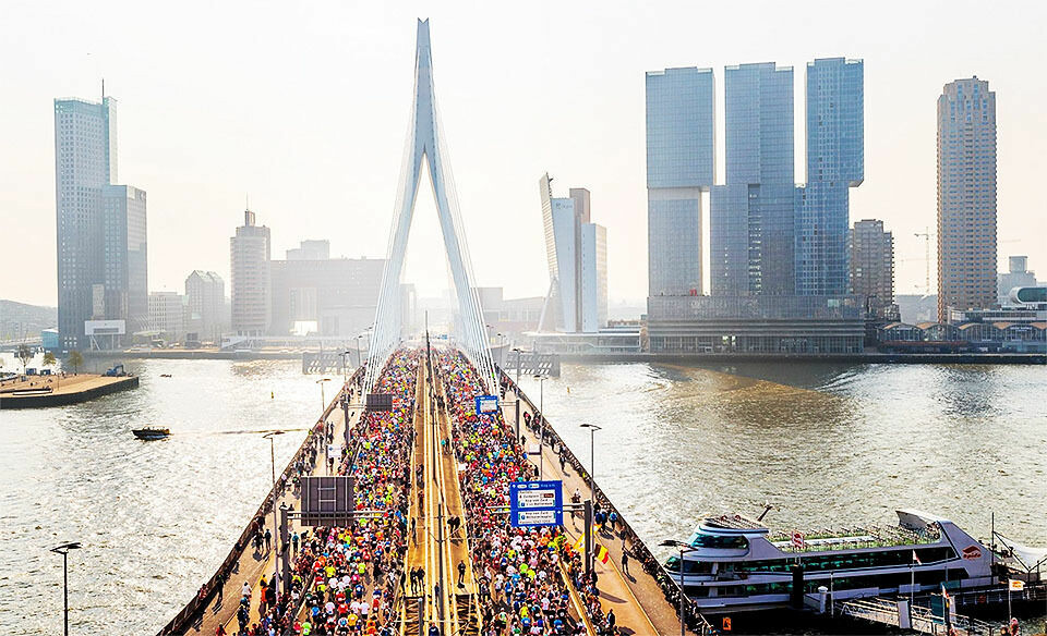 I Rotterdam Marathon får deltakerne løpe over den velkjente Erasmus-brua to ganger. (Foto: arrangøren) I Rotterdam Marathon får deltakerne løpe over den velkjente Erasmus-brua to ganger. (Foto: arrangøren)