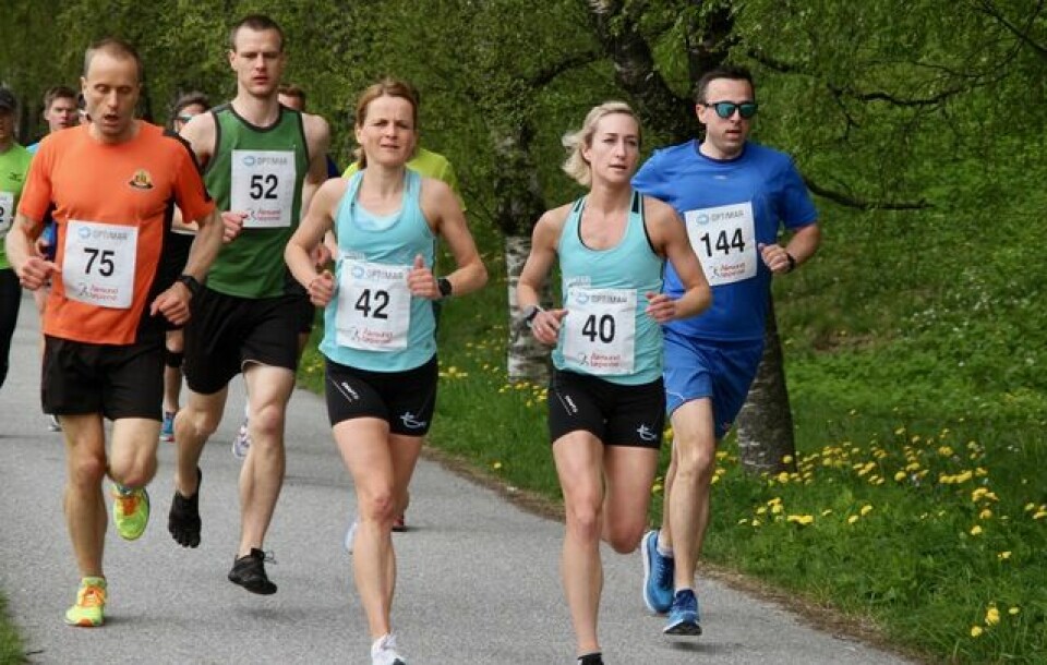 19-åringen Jonas Hesthaug vant maraton i Ålesund Halv_Helene_Herje_Ellingsen_vinner