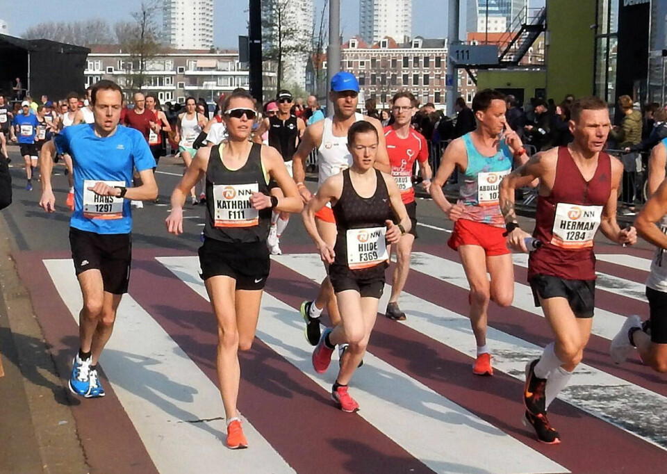 2.18.47 på Ebrahim Abdulaziz og 2.44.43 på Hilde Aders i Rotterdam Marathon Hilde_Aders_og_Kathrine_Kvernmo_Rotterdam_Marathon_foto_Christoph_Aders.jpg