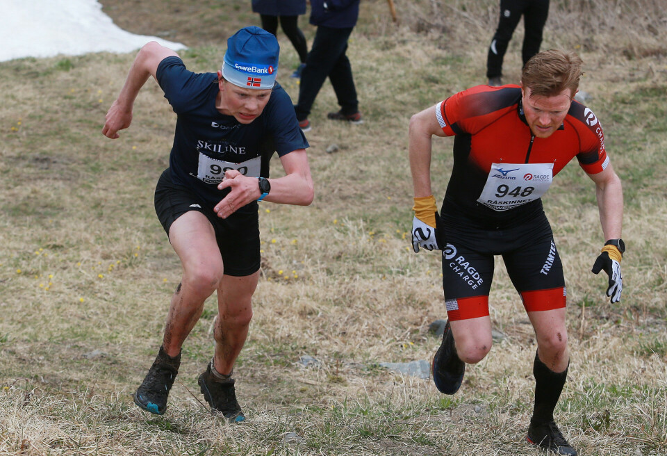 Duellen mot mål. Lars Heggen fra Harestua IL presser Joar Thele fra Team Ragde Charge opp den siste toppen. (Foto: Kjell Vigestad) Duellen mot mål. Lars Heggen fra Harestua IL presser Joar Thele fra Team Ragde Charge opp den siste toppen. (Foto: Kjell Vigestad)