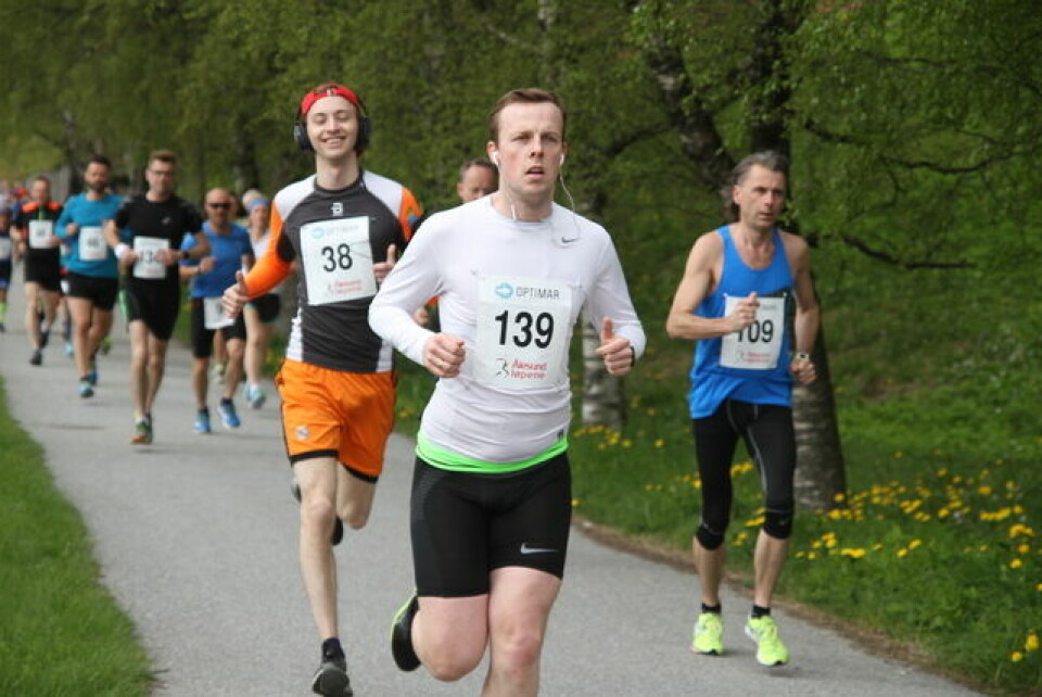 19-åringen Jonas Hesthaug vant maraton i Ålesund Halv_Nikolai_Vogt_Kvendseth