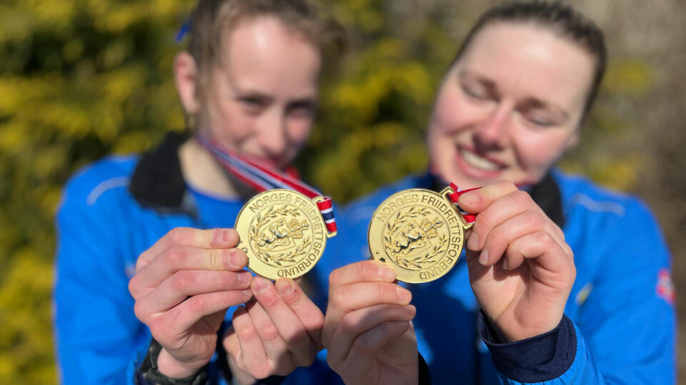 Silje Lindstad (t.h.) mener at deltakelsen i NM Terrengløp er for tynn, og dermed vil den kunne bli enda tynnere fordi ingen vil ta kostnadene med å stille. Her viser hun frem NM-gullmedaljene som hun og Bethine Riise Carlsen tok for Varegg i NM-stafetten. Der deltok det kun to lag. (Foto: Jovard Tunestveit Karlsen ) Silje Lindstad (t.h.) mener at deltakelsen i NM Terrengløp er for tynn, og dermed vil den kunne bli enda tynnere fordi ingen vil ta kostnadene med å stille. Her viser hun frem NM-gullmedaljene som hun og Bethine Riise Carlsen tok for Varegg i NM-stafetten. Der deltok det kun to lag. (Foto: Jovard Tunestveit Karlsen )
