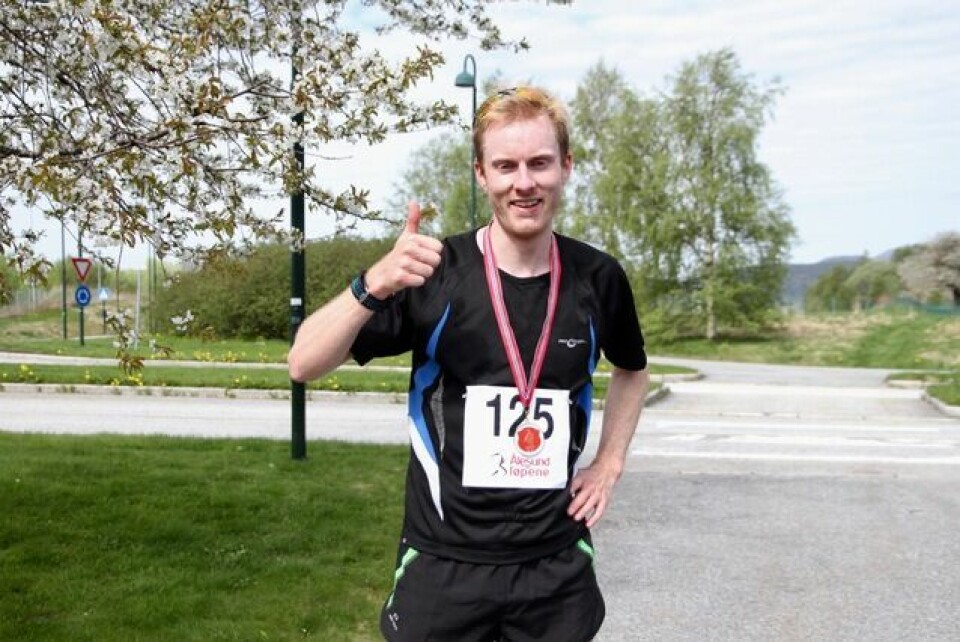 19-åringen Jonas Hesthaug vant maraton i Ålesund Halv_Oeystein_Dypvik_Roedsjoe_vinner
