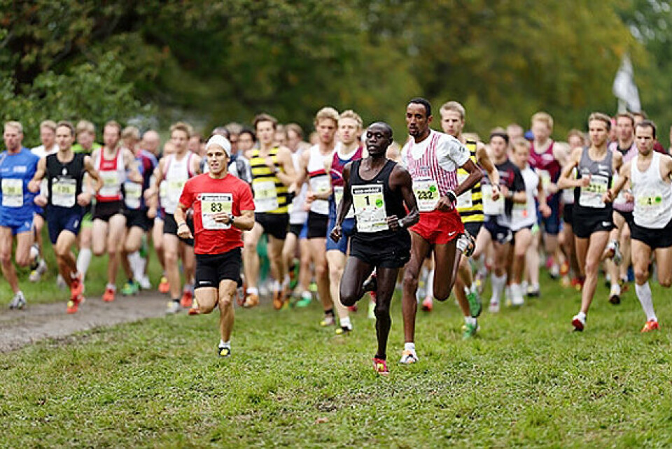 Dobbelt Kirkeberg Mørk i Lidingøloppet Lidingö 2012-09-29 Friidrott Lidingöloppet 2012 : Starten tremilen 30 km 1 M30 Lewis Korir Kenya i täten(Foto: Peter Holgersson/Pic-Agency Sweden)