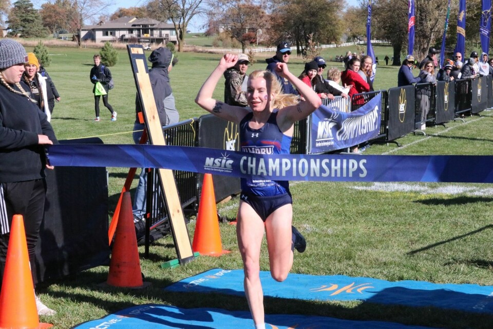Seiersvante Ida i mål som vinner av Regionals i Joplin i Missouri 9. november. (Foto: runblogrun.com) Seiersvante Ida i mål som vinner av Regionals i Joplin i Missouri 9. november. (Foto: runblogrun.com)