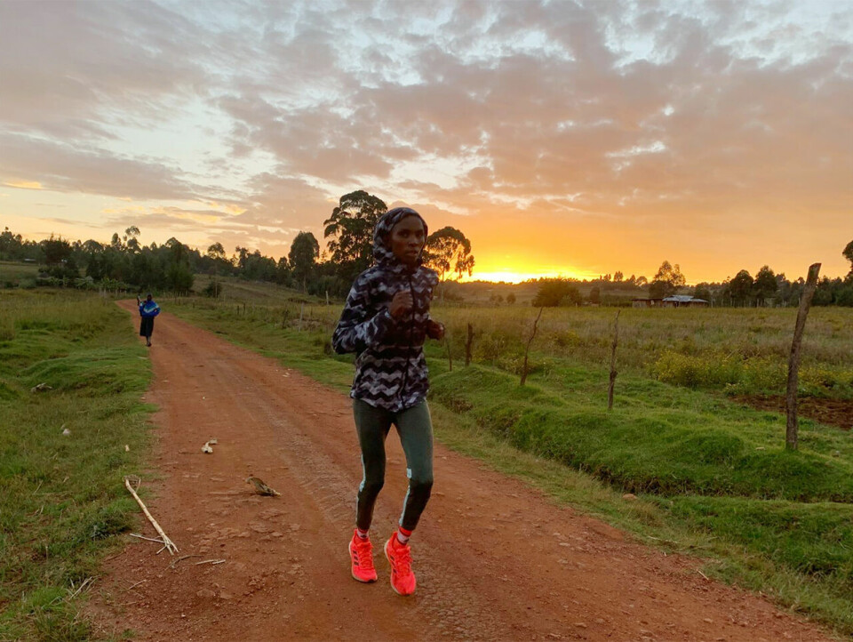 Finn Kollstad lar seg inspirere av hvor enkel de kenyanske løperne gjør treninga Kenyakvinne.jpg