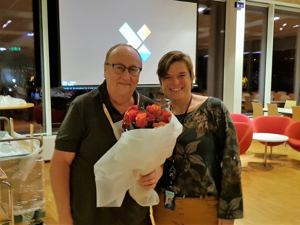Ragnar Høsøien får blomster av Bodil Wiik for 31 år som rankingfører. (Foto: Stein Arne Negård) Ragnar Høsøien får blomster av Bodil Wiik for 31 år som rankingfører. (Foto: Stein Arne Negård)