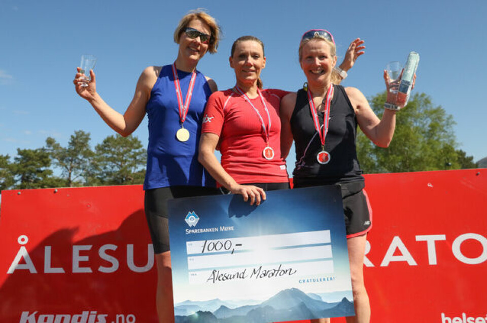 19-åringen Jonas Hesthaug vant maraton i Ålesund Pall_maraton_damer.jpg