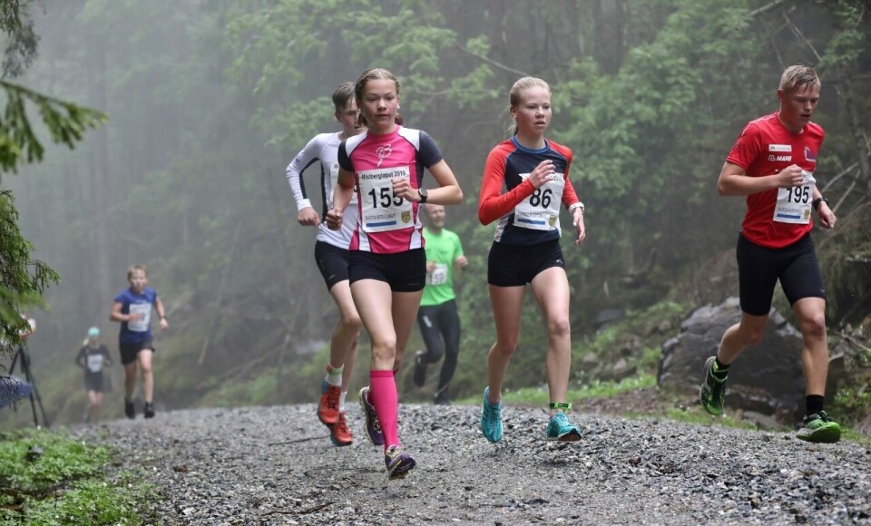 Julie Hammer - med startnummer 155 - og Johanne Norheim etter en drøy kilometer, mens de ennå var i følge. (Foto: Bjørn Hytjanstorp) Julie Hammer - med startnummer 155 - og Johanne Norheim etter en drøy kilometer, mens de ennå var i følge. (Foto: Bjørn Hytjanstorp)