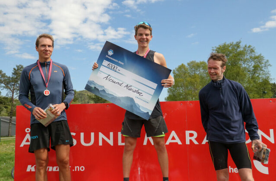 19-åringen Jonas Hesthaug vant maraton i Ålesund Pall_maraton_herrer.jpg