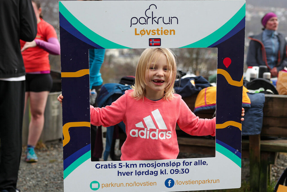 Rebekka Sofine Dyrhovden poserer her etter løpet i reklamerammen for Løvstien parkrun. I motsetning til mange andre mosjonsløp er det gratis å delta her. (Alle foto: Arne Dag Myking) Rebekka Sofine Dyrhovden poserer her etter løpet i reklamerammen for Løvstien parkrun. I motsetning til mange andre mosjonsløp er det gratis å delta her. (Alle foto: Arne Dag Myking)