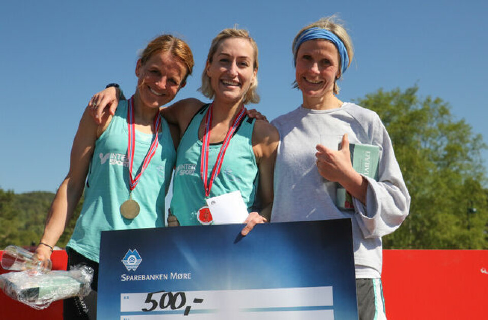 19-åringen Jonas Hesthaug vant maraton i Ålesund Pall_halvmaraton_damer.jpg