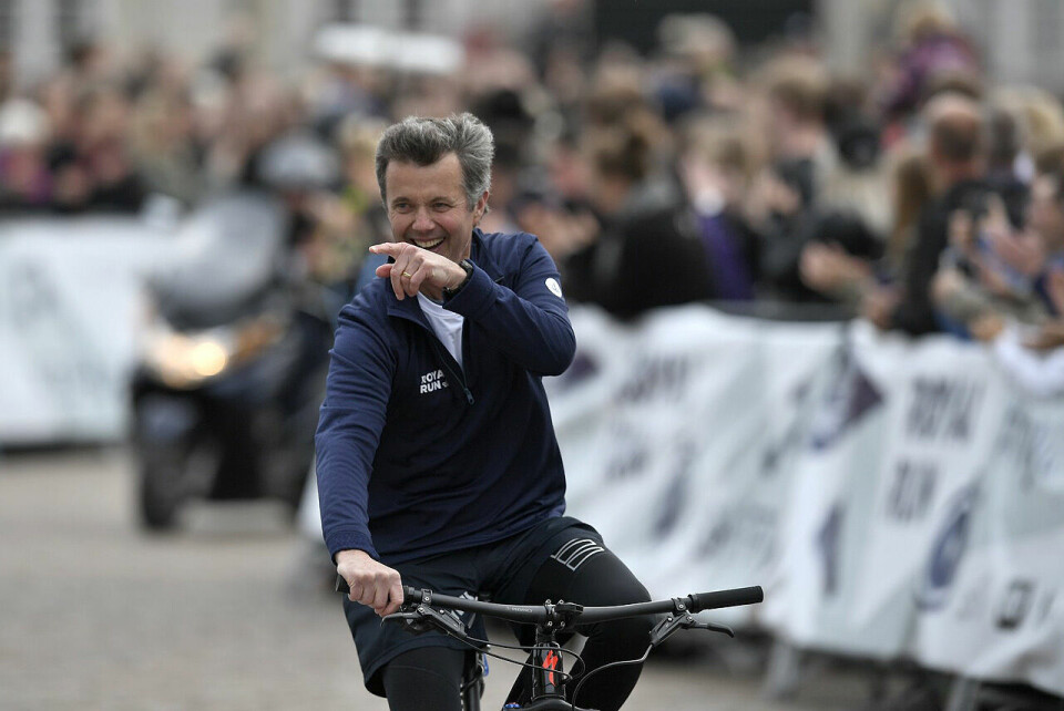 Kongelig ledersyklist: På grunn av prolaps ble det ikke løping på kronprins Frederik. Da tok han oppgaven å sykle foran 10 km-løperne. (Foto: arrangøren) Kongelig ledersyklist: På grunn av prolaps ble det ikke løping på kronprins Frederik. Da tok han oppgaven å sykle foran 10 km-løperne. (Foto: arrangøren)