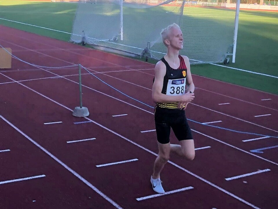 Sverre Grønvold mot mål i ytre bane på Sveum etter å ha gjort unna 25 runder på 33.21. (Foto: Bjørn Grønvold) Sverre Grønvold mot mål i ytre bane på Sveum etter å ha gjort unna 25 runder på 33.21. (Foto: Bjørn Grønvold)