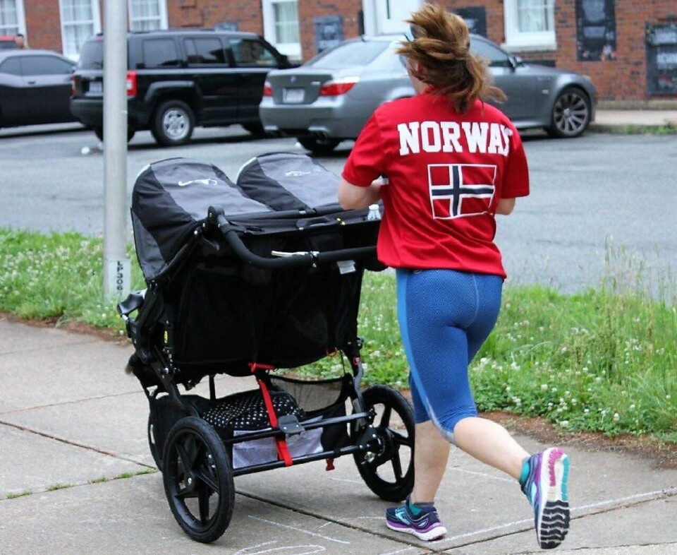 Ida Kristine Seppola løpende med dobbelvogn i USA. (Foto: Privat) Ida Kristine Seppola løpende med dobbelvogn i USA. (Foto: Privat)