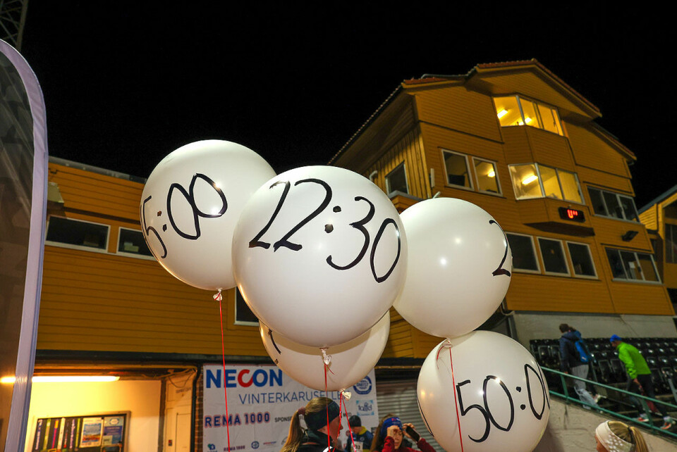 For første gang var det satt opp fartsholdere i Vinterkarusellen. Det skal komme flagg, lover arrangøren, i mellomtiden bruker man ballonger. (Alle foto: Arne Dag Myking) Fartsballonger på Fana Stadion