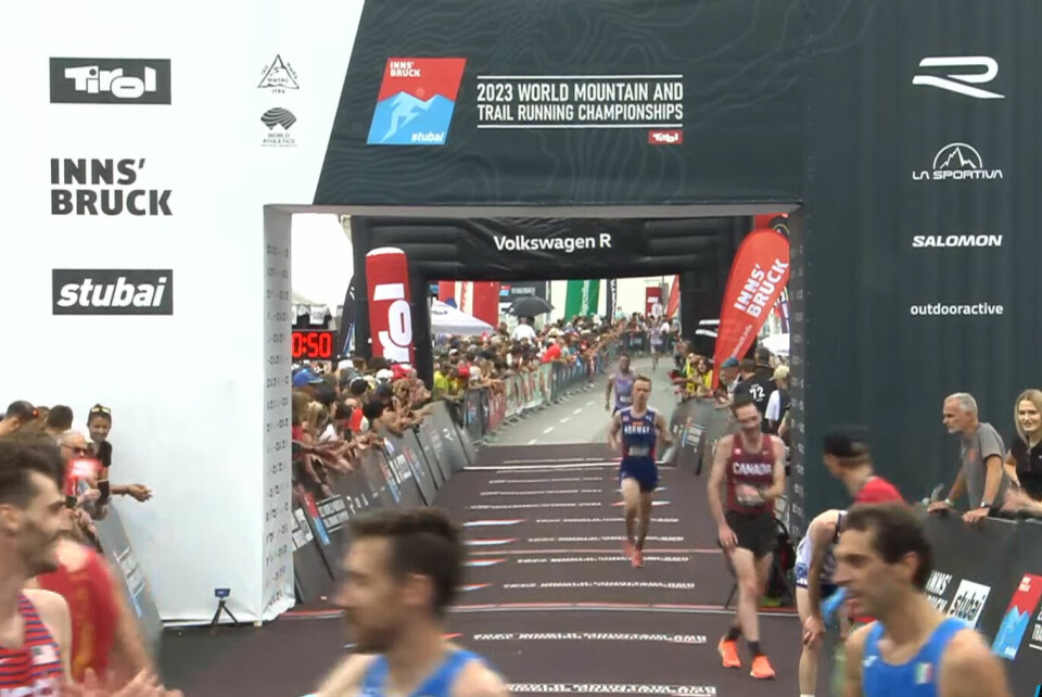 Johan Bugge løper i mål som beste norske mann på en 17. plass. (Foto fra mesterskapets streaming). Johan Bugge målpassering