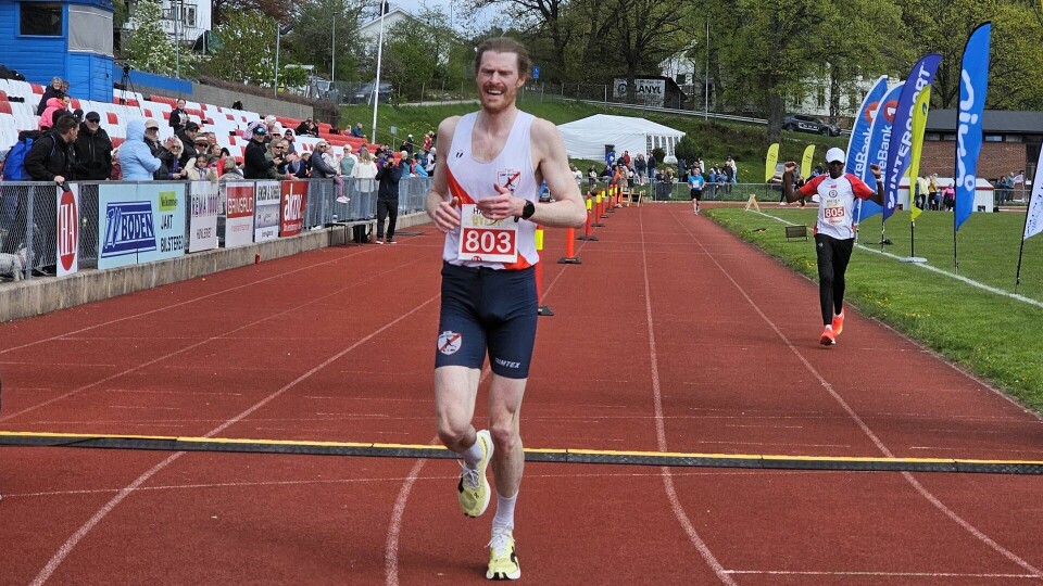 Magnus Erstad vinner 10 km to sekunder foran Hamse Looyar. (Foto: Bjørn Johannessen) Magnus Erstad vinner 10 km to sekunder foran Hamse Looyar. (Foto: Bjørn Johannessen)