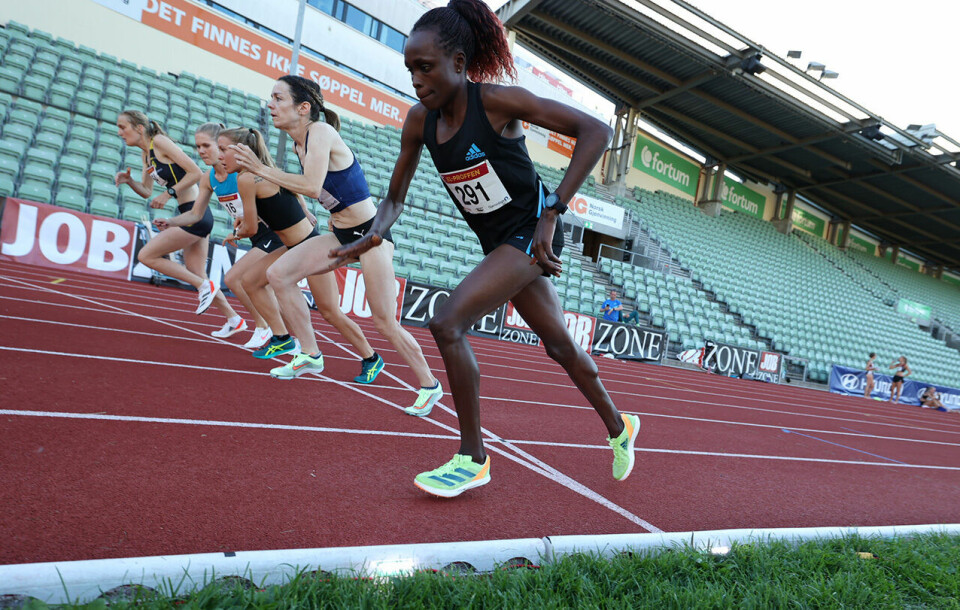 5000 m-feltet var heller lite, og uheldigvis for Katrine Meinert Rød (til venstre) skulle det bli fint lite drahjelp å få. (Foto: Samuel Hafsahl) 5000 m-feltet var heller lite, og uheldigvis for Katrine Meinert Rød (til venstre) skulle det bli fint lite drahjelp å få. (Foto: Samuel Hafsahl)