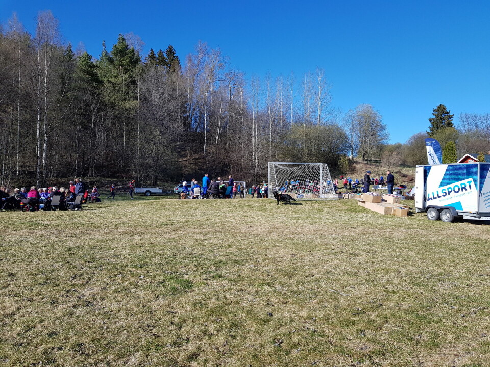 Bedriftsorienterings-sesongen i gang i Furuberget Samlingsplass i delvis sol og sportsalg.jpg