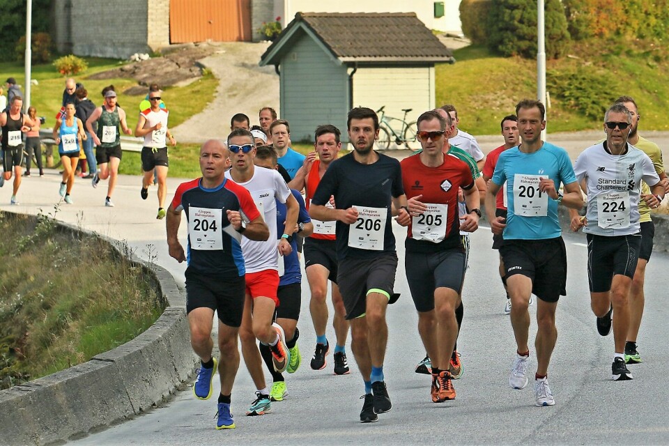 Rett etter starten for en sommerlig Gloppen halvmaraton i oktober. (Foto: Svein Hjelmeset) Rett etter starten for en sommerlig Gloppen halvmaraton i oktober. (Foto: Svein Hjelmeset)