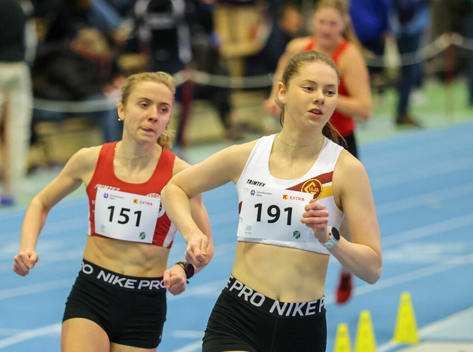 Erle Musum Lyng strålte etter seier på 800 m i KU23 Erle Musum Lyng og Ingrid Nilssen fulgte hverandre fra start.jpg