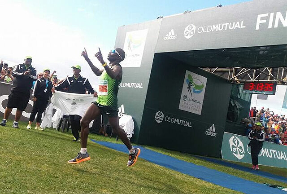 Mike Fokoroni fra Zimbabwe brukte ikke mer enn 3.13.33 da han vant det 56 kilometer lange Two Oceans Marathon. (Foto: arrangøren) Mike Fokoroni fra Zimbabwe brukte ikke mer enn 3.13.33 da han vant det 56 kilometer lange Two Oceans Marathon. (Foto: arrangøren)