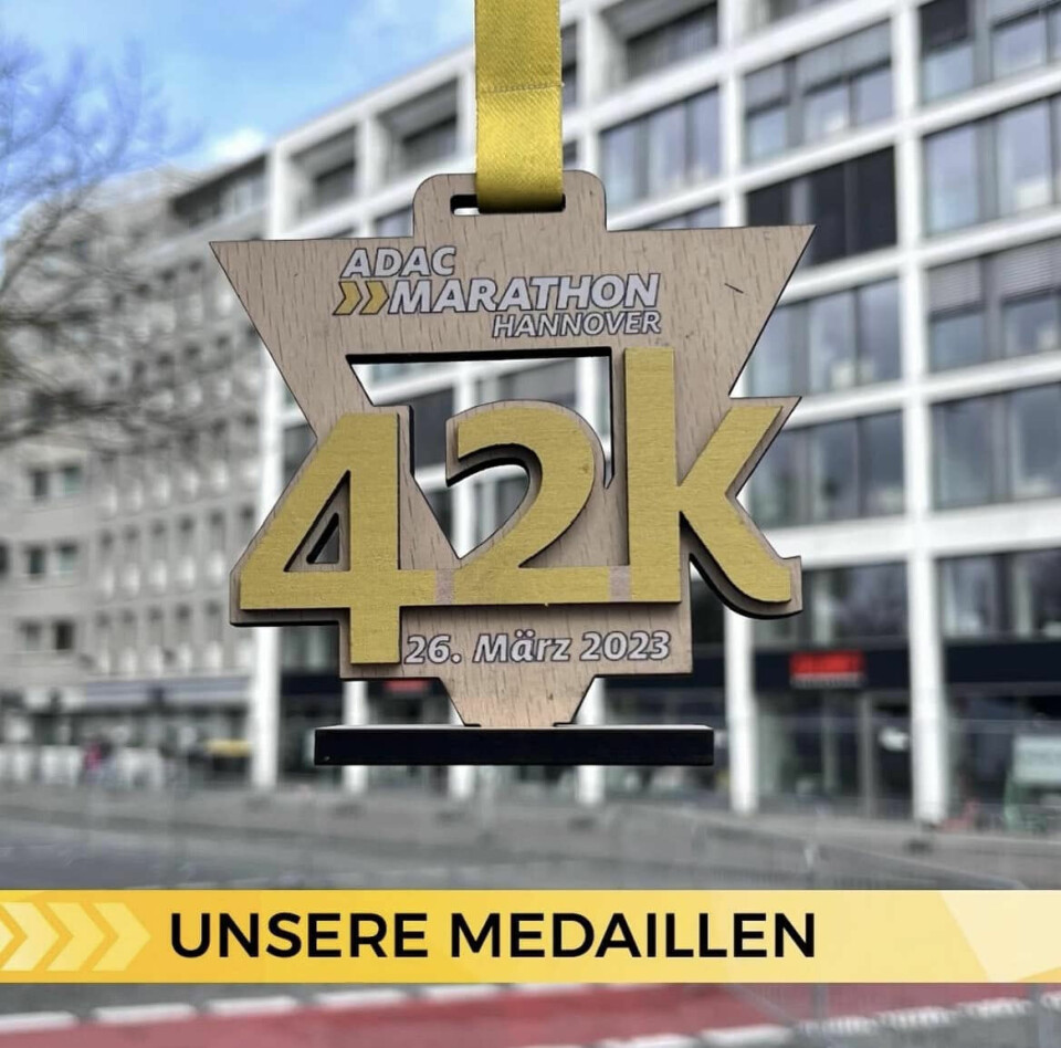 Amanal Petros og Matea Parlov Kostro vant da 7 norske deltok i Hannover Marathon Hannover-Marathon-medaljen.jpg