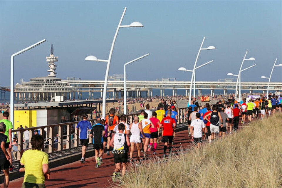 Varmen preget løpet i Den Haag Loping_langs_stranda.jpg