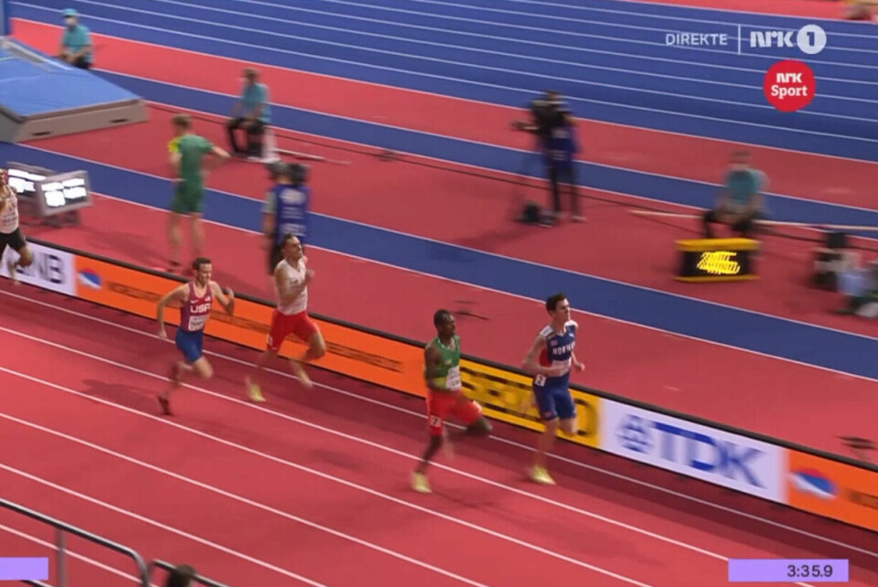 Jakob Ingebrigtsen med full kontroll inn mot mål, og han slapp en løper forbi seg siden det holdt med en andreplass for å gå til finalen. (Skjermprint fra NRK) Jakob Ingebrigtsen med full kontroll inn mot mål, og han slapp en løper forbi seg siden det holdt med en andreplass for å gå til finalen. (Skjermprint fra NRK)