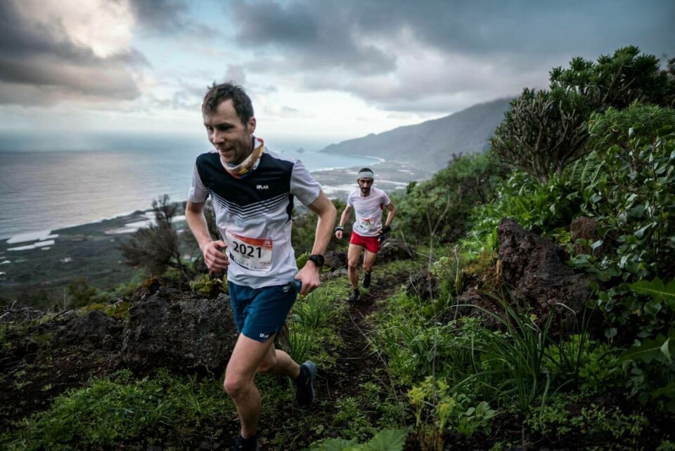 Stian Angermund i tet foran Aritz Egea i årets utgave av Maratón del Meridiano. (Foto: arrangøren) Stian Angermund i tet foran Aritz Egea i årets utgave av Maratón del Meridiano. (Foto: arrangøren)