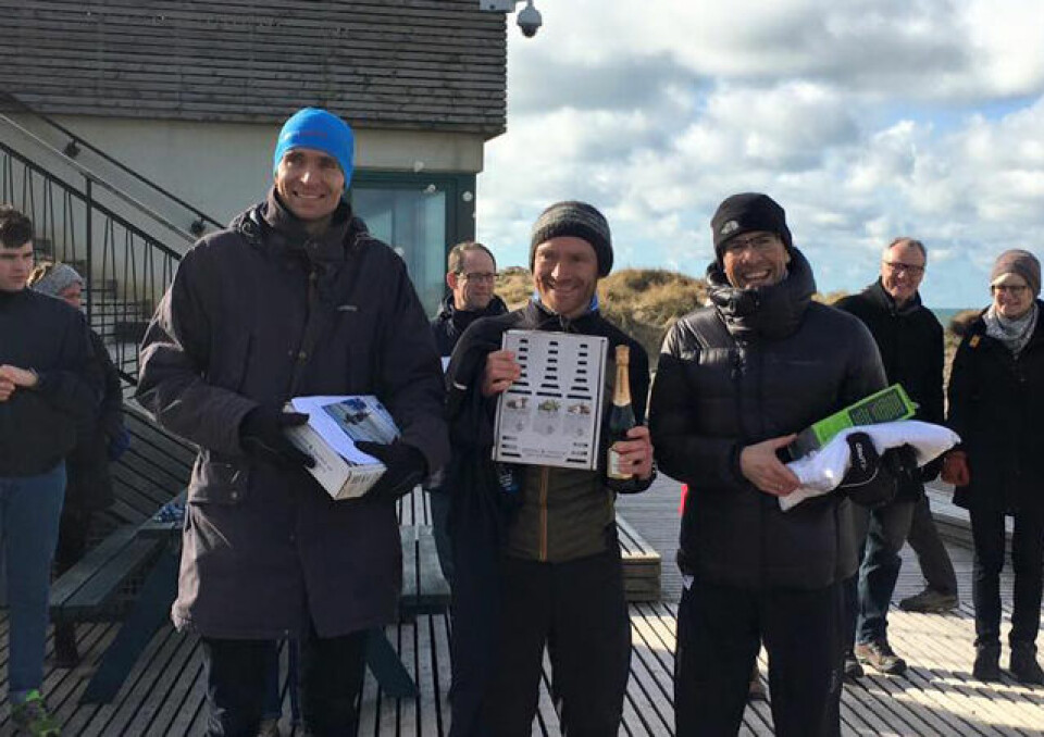 Vinnerne av 11-kilometeren: Claus Emtekjær (f.v), Simon Grimstrup og Svein-Erik Bakke på premiepallen. (Foto: privat) Vinnerne av 11-kilometeren: Claus Emtekjær (f.v), Simon Grimstrup og Svein-Erik Bakke på premiepallen. (Foto: privat)