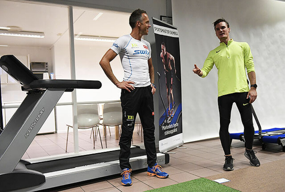 Anders Aukland, her sammen med Henrik Ingebrigtsen, gir treningstips til besøkende hos Sportsmasterr. Foto: Bjørn Johannessen) Anders Aukland, her sammen med Henrik Ingebrigtsen, gir treningstips til besøkende hos Sportsmasterr. Foto: Bjørn Johannessen)