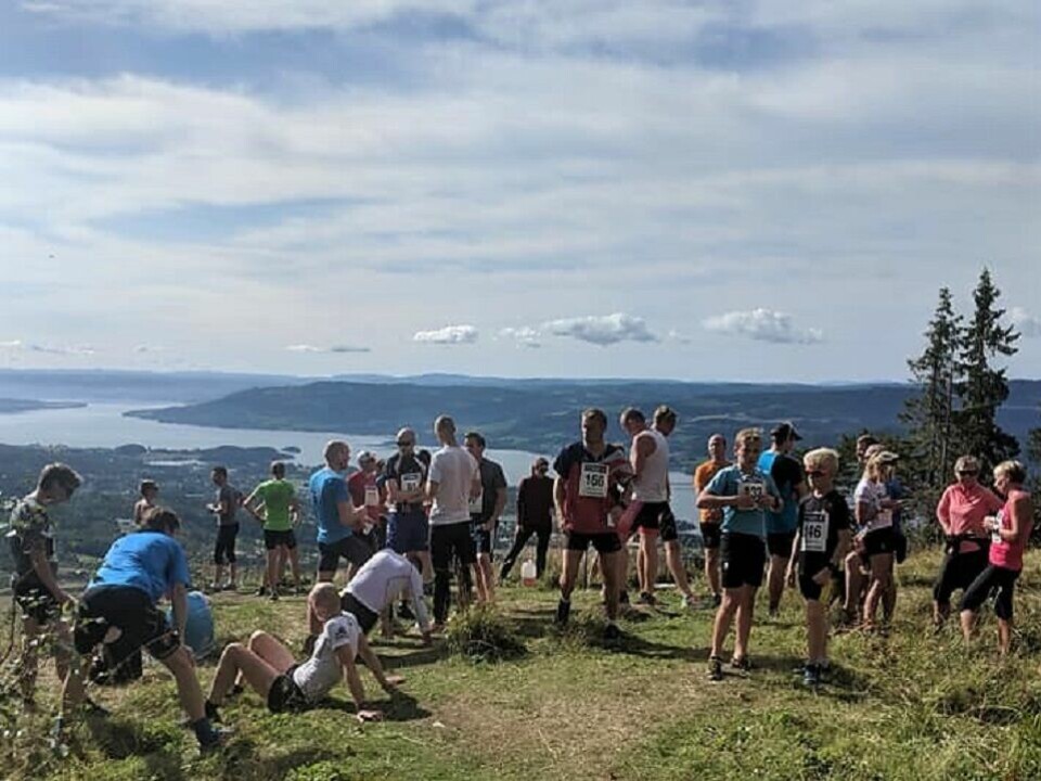 Løperne kunne puste ut og nyte utsikten i finværet på Lundehøgda etter årets løp. (Foto: Jarle Jacobsen) Løperne kunne puste ut og nyte utsikten i finværet på Lundehøgda etter årets løp. (Foto: Jarle Jacobsen)