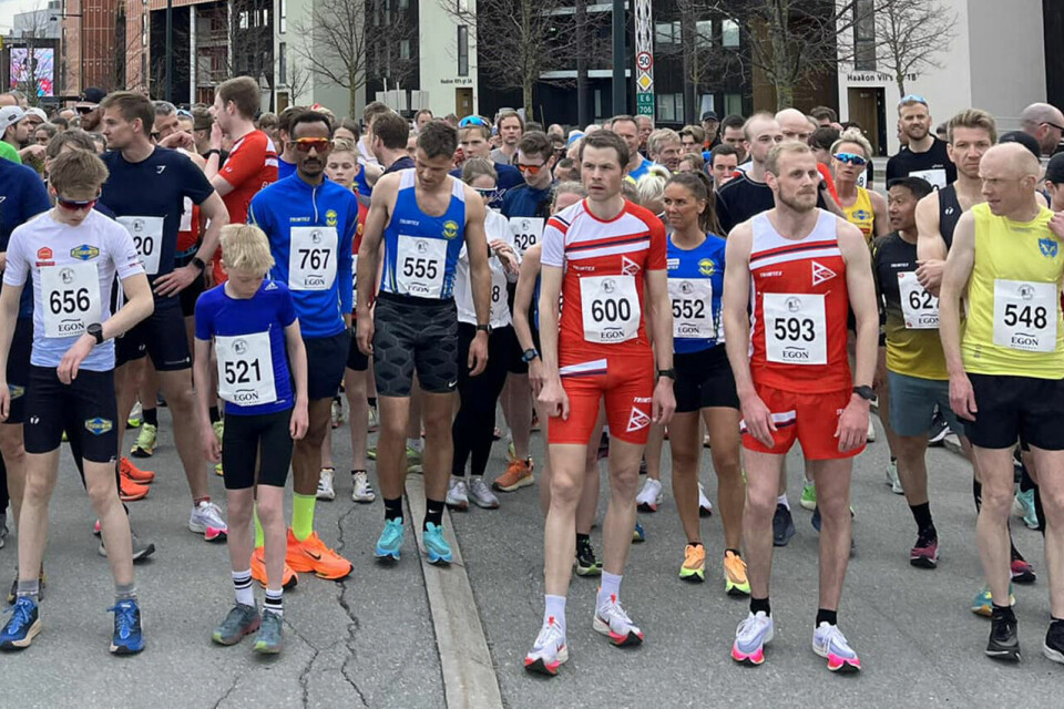 Starten nærmer seg for 5 km-løperne. Vinner Ebrahim Abdulaziz med nr 767. Foran ham står 12 år gamle Kristian Stokke Selnes, som løp på meget sterke 17.35. (Foto: Tordenskioldsløpet) Starten nærmer seg for 5 km-løperne. Vinner Ebrahim Abdulaziz med nr 767. Foran ham står 12 år gamle Kristian Stokke Selnes, som løp på meget sterke 17.35. (Foto: Tordenskioldløpet)
