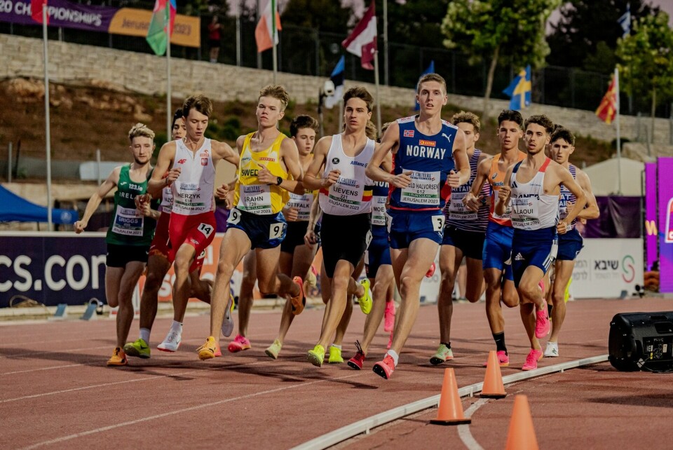 Feltet på 3000 m var tett samlet til det gjenstod 400 m. Her med uheldige Andreas Fjeld Halvorsen og vinneren Jonathan Grahn i første rekke. (Foto: Sona Maleter/European Athletics) Feltet på 3000 m var tett samlet til det gjenstod 400 m. Her med uheldige Andreas Fjeld Halvorsen og vinneren Jonathan Grahn i første rekke. (Foto: Sona Maleter/European Athletics)
