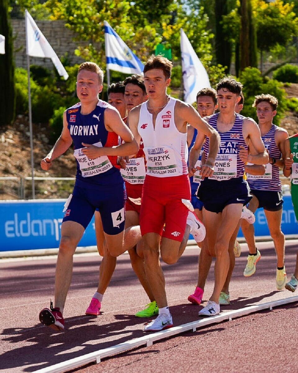 9. plass og DNF på de norske herrene på 3000 m i U20-EM Håkom Moe Berg forsøk 3000 m.jpg