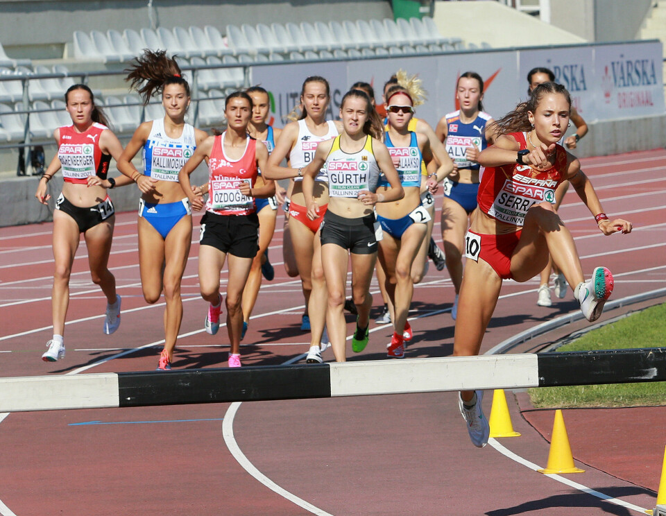 3000 m hinder første øvelse i U20-EM: Spanske Marta Serrano tok teten helt fra start og ledet klart etter drøye 200 m. (Foto: Kjell Vigestad) 3000 m hinder første øvelse i U20-EM: Spanske Marta Serrano tok teten helt fra start og ledet klart etter drøye 200 m. (Foto: Kjell Vigestad)