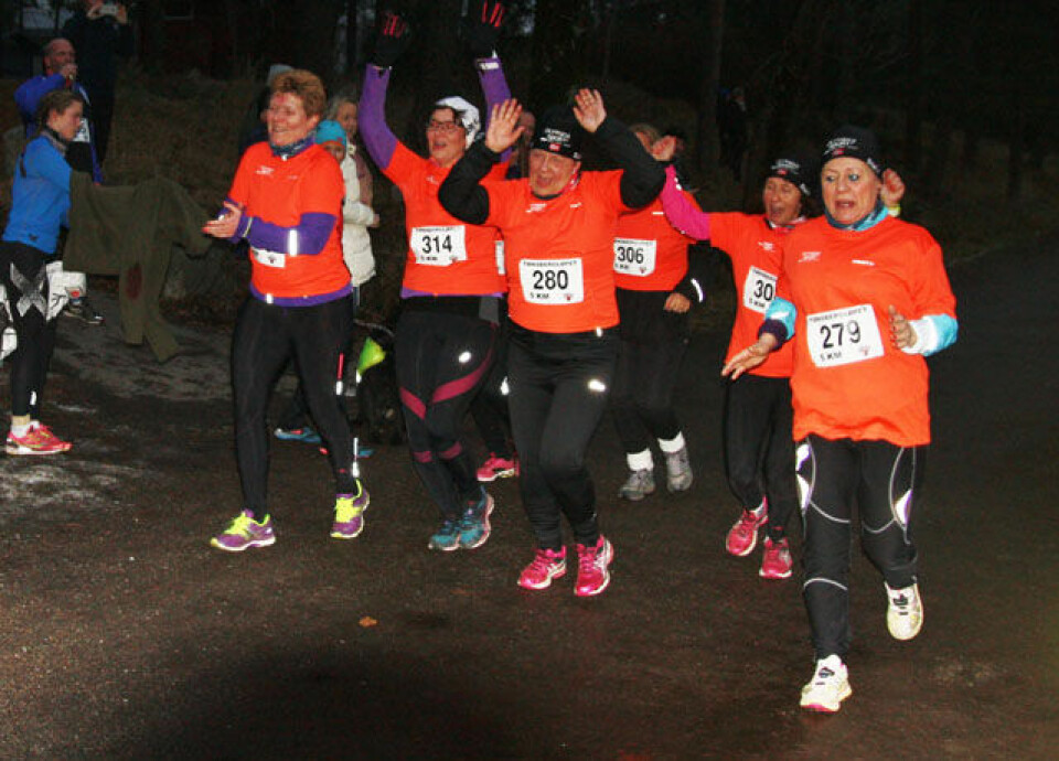 En feststemt gjeng fra PULS treningssenter sang og showet fra start til mål i den vel 5 km lange løypen. (Foto Kjell Stordalen) En feststemt gjeng fra PULS treningssenter sang og showet fra start til mål i den vel 5 km lange løypen. (Foto Kjell Stordalen)