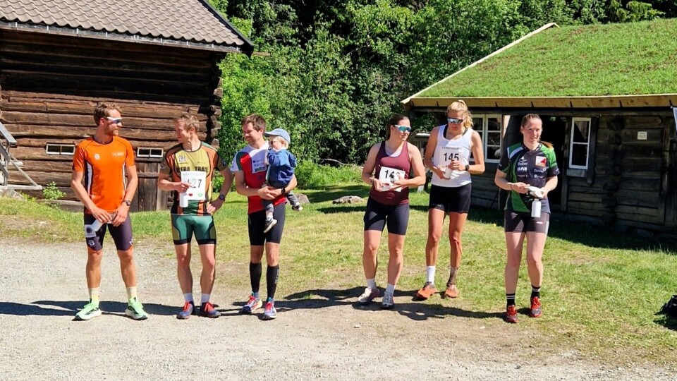 De tre beste menn og kvinner på 10 km under premieutdelingen på Kvennstugua lørdag. (Foto: Tormod Løken) De tre beste menn og kvinner på 10 km under premieutdelingen på Kvennstugua lørdag. (Foto: Tormod Løken)