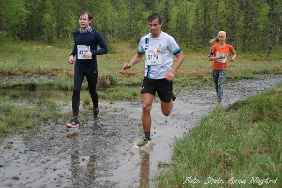 Tomas Northug i full fart så vannet spruter på Sagnyra mens Jose Souto tar vegen rundt. (Foto: Stein Arne Negård) Tomas Northug i full fart så vannet spruter på Sagnyra mens Jose Souto tar vegen rundt. (Foto: Stein Arne Negård)