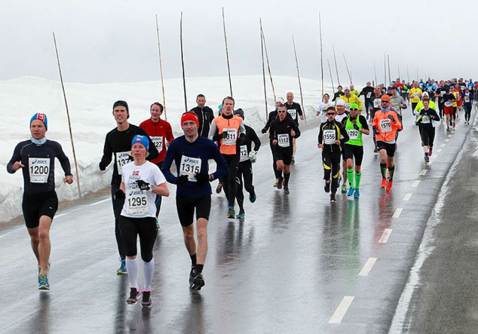 Etter 1,5 km: De aller beste av de 600 løperne har allerede passert og feltet er i ferd med å strekke seg ut. Først på bildet er Åse Klinkenberg som ble nr. 6 i dameklassen på 1.27.19. I fjor ble hun også nr. 6, men brukte da 10 minutter og 11 sekunder mer. (Foto: Kjell Vigestad) Etter 1,5 km: De aller beste av de 600 løperne har allerede passert og feltet er i ferd med å strekke seg ut. Først på bildet er Åse Klinkenberg som ble nr. 6 i dameklassen på 1.27.19. I fjor ble hun også nr. 6, men brukte da 10 minutter og 11 sekunder mer. (Foto: Kjell Vigestad)