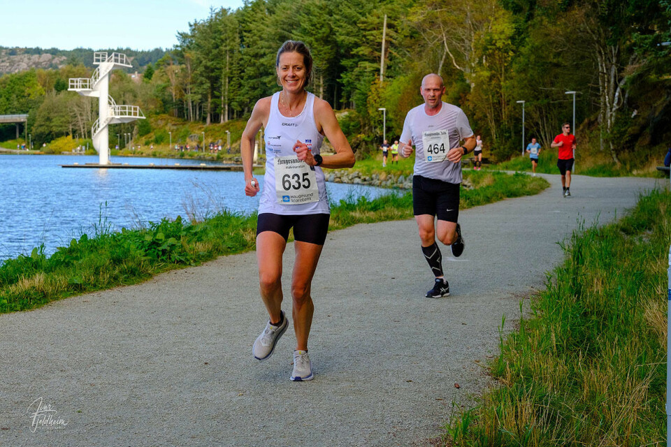 Siri Merete Alfheim løper inn til seier på halvmaraton. Her langs et av de idylliske vannene i området. (Foto: Ivar Fjeldheim) Siri Merete Alfheim løper inn til seier på halvmaraton. Her langs et av de idylliske vannene i området. (Foto: Ivar Fjeldheim)