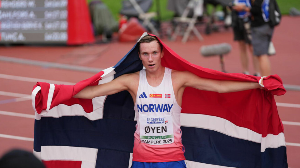 Magnus Øyen kunne ikle seg det norske flagget som markerer bronsemedaljen på 3000 meter i U20-EM. (Alle foto: Einar Børve) Magnus Øyen kunne ikle seg det norske flagget som markerer bronsemedaljen på 3000 meter i U20-EM. (Alle foto: Einar Børve)